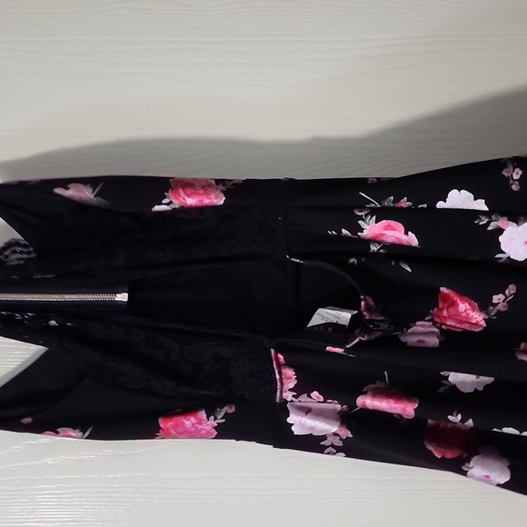EUC B. Smart floral juniors dress size 7. Only used once. - Picture 6 of 9